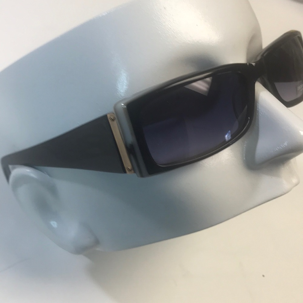 Dana Buchman Mod. Westwood BK Sunglasses Gray Lens